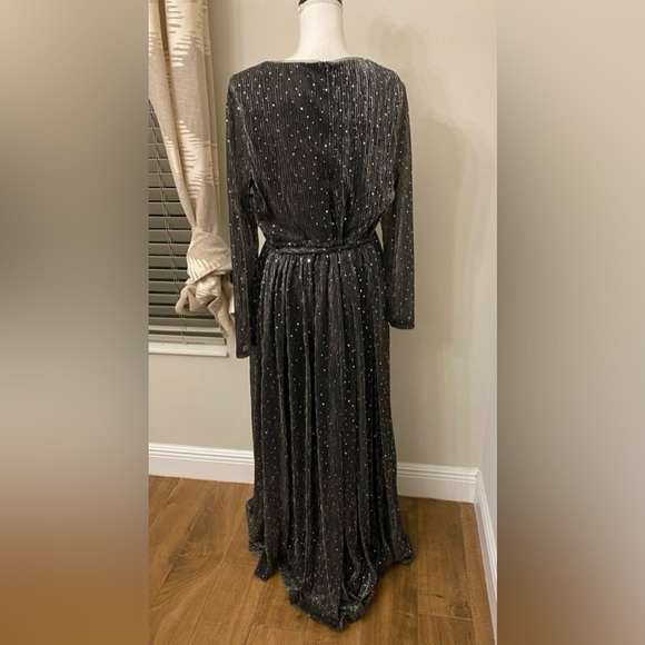 Plus Dress 🖤 - Picture 8 of 8